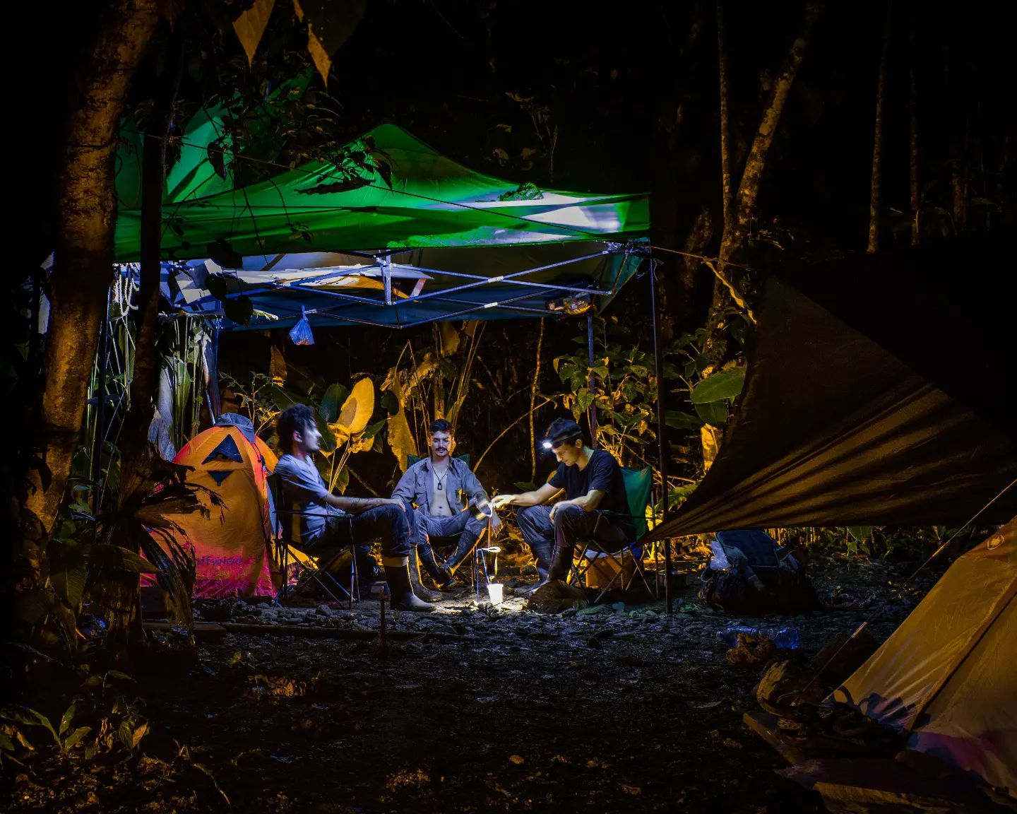 [English Below] 
Hoy hace un año estábamos tomando un café en medio de las selvas de Costa Rica antes de seguir con la búsqueda de animales para fotografiar y grabar. 💚

@romanwilliphotography @jimcordoba_biosurfound y yo @santiagomonroywildphoto estuvimos explorando durante varias semanas la Reserva Natural Rio Nuevo en la Península Osa de Costa Rica. Protegido por la fundación Biosur @biosurfound y Lands for  Biological Diversity.🌳🌦️

En su momento no habían instalaciones y estuvimos varias semanas acampando y viviendo entre la selva. 🍃

Durante ese periodo pudimos grabar y fotografiar muchísimas especies de vida silvestre, además de conocer cada vez mejor la reserva y sus criaturas. Realizamos registros de otras actividades de conservación de la fundación y entrevistas con el equipo de biosur. 🌀

Material con el que desarrollamos un  corto/documental  que muestra el trabajo de la fundación biosur.✨

El cual lanzaremos la próxima semana!!! 🌟🌟
Estén atentxs!! 💫

[English] One year ago, we were having a coffee break in the middle of the forest, before heading out one more night looking for animals to photograph and film.💚

We, (@romanwilliphotography @santiagomonroywildphoto and @jimcordoba) spent several weeks exploring Rio Nuevo Nature Reserve in the Osa Peninsula, Costa Rica protected by the BioSur Foundation and Lands for Biological Diversity. 🌳🌦️

As there weren´t any facilities there yet we were camping in the middle of the rainforest.🍃

During our time there we were able to film and photograph lots of species of wildlife and explore the reserve deeply. 
We also filmed interviews of BioSur's team as well as recording some other conservation activities of the foundation.🌀

We used the material to create a shortfilm/documentary that shows BioSur's work. ✨

We will relaease it next week! 🌟🌟
Stay tuned!💫

#rainforest #biosur #conservation #costarica #puravida #botanika #nightphotography #chill #coffee #camping #wilderness #wildlifefilmmaker #wildlifephotographer #field #fieldwork #biology #tbt #memories #friends #teamwork #landsforbiologicaldiversity #shortfilm #documentary #behindthescenes